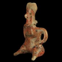 Femme assise les mains sur les hanches